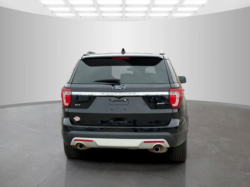 Used 2017 Ford Explorer XLT image 3