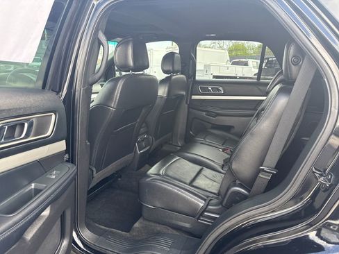Used 2017 Ford Explorer XLT w/ Equipment Group 202A AWD/4WD image 18