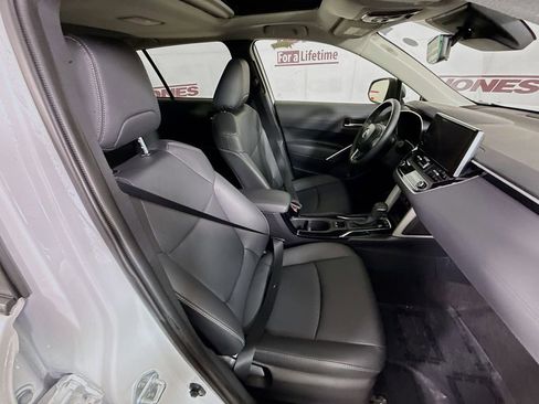 Certified 2025 Toyota Corolla Cross XLE w/ Convenience Package AWD/4WD image 31