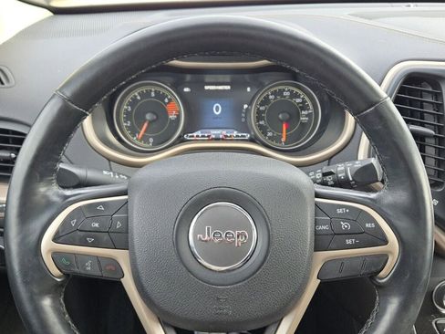 Used 2017 Jeep Cherokee Limited image 32