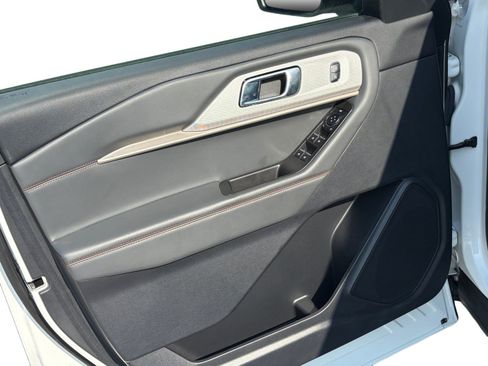 Certified 2025 Ford Explorer Active w/ Active Comfort Package RWD image 10