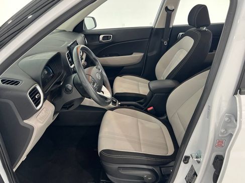 Used 2025 Hyundai Venue SEL FWD image 18