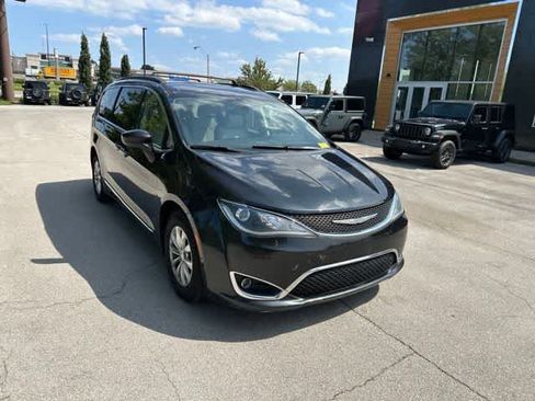 Used 2017 Chrysler Pacifica Touring-L FWD image 23