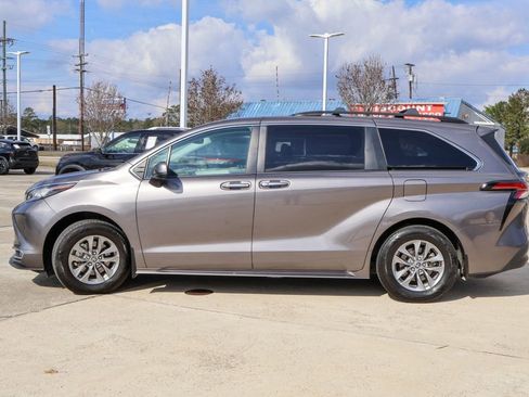 Used 2022 Toyota Sienna XLE image 25