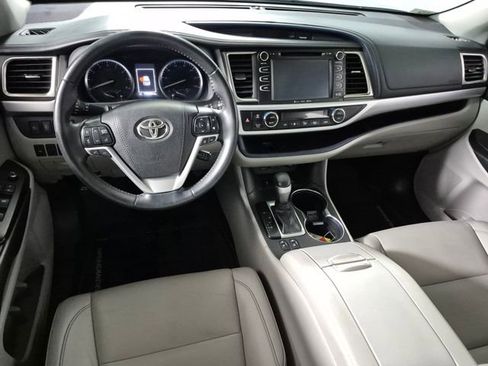 Used 2019 Toyota Highlander XLE AWD/4WD image 10