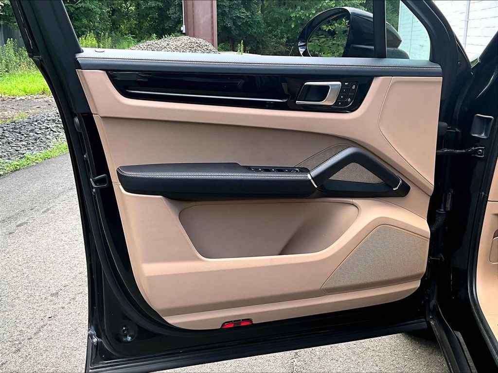 Certified 2023 Porsche Cayenne AWD/4WD image 28
