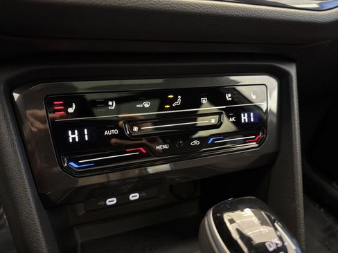 Used 2024 Volkswagen Tiguan SEL R-Line image 22