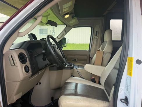 Used 2017 Ford E-450 and Econoline 450 Super Duty w/ Motorhome Prep Package RWD image 9