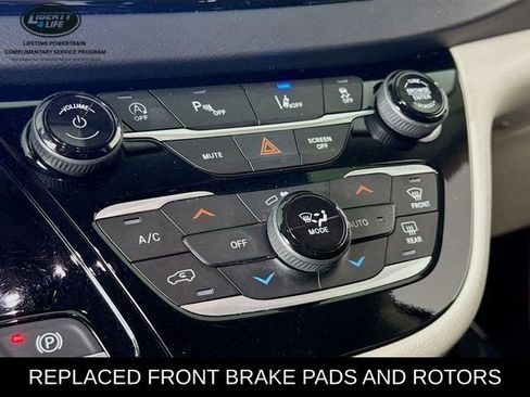 Used 2023 Chrysler Pacifica Touring-L image 15