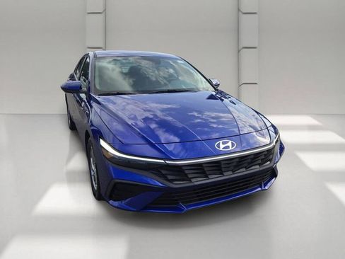 Used 2025 Hyundai Elantra SE FWD image 3