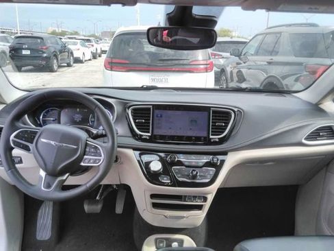 Used 2023 Chrysler Pacifica Touring-L FWD image 3