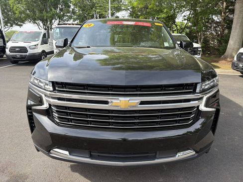 Used 2024 Chevrolet Suburban LT AWD/4WD image 3
