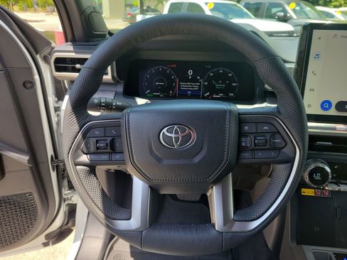 Used 2025 Toyota Tacoma Trailhunter AWD/4WD image 17