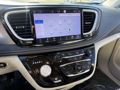Used 2021 Chrysler Pacifica Touring-L FWD image 13