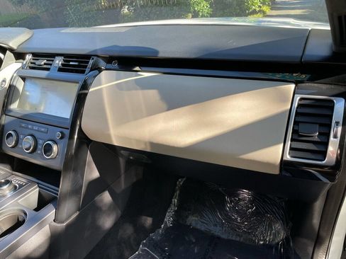 Used 2020 Land Rover Discovery SE image 44