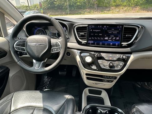 Used 2022 Chrysler Pacifica Touring-L FWD image 28