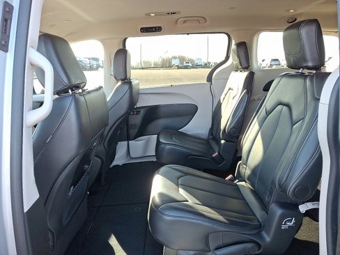 Certified 2024 Chrysler Pacifica Touring-L image 11