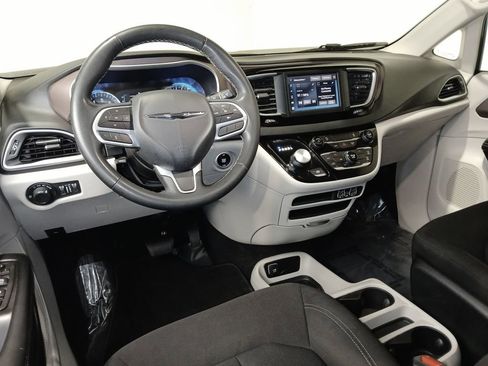 Used 2023 Chrysler Voyager LX image 9