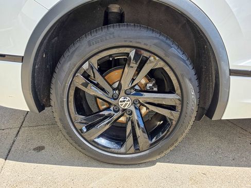 Certified 2023 Volkswagen Tiguan SE R-Line AWD/4WD image 9