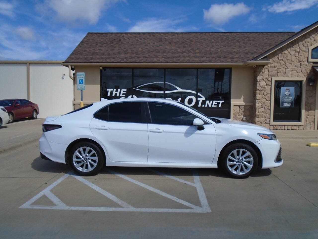 Used 2023 Toyota Camry LE FWD image 5