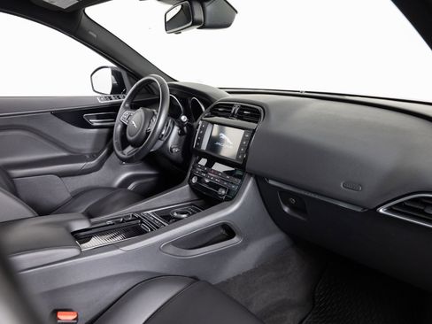 Used 2018 Jaguar F-PACE Premium image 24