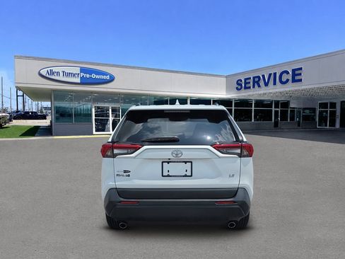 Used 2021 Toyota RAV4 LE FWD image 7