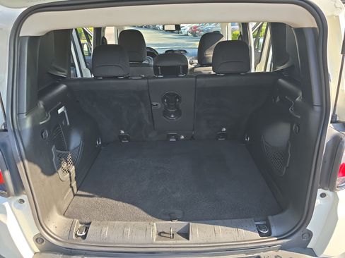 Used 2018 Jeep Renegade Altitude w/ Cold Weather Group FWD image 12