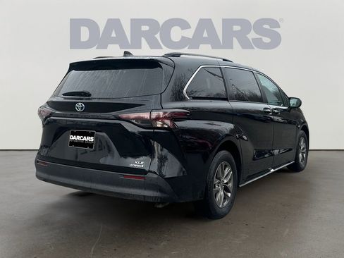Used 2024 Toyota Sienna XLE image 7