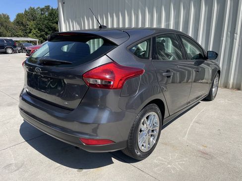 Used 2018 Ford Focus SE FWD image 3