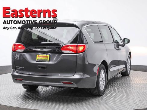 Used 2023 Chrysler Voyager LX FWD image 5