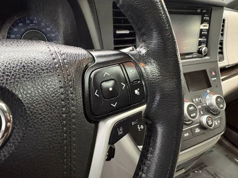 Used 2019 Toyota Sienna XLE w/ XLE Navigation Package FWD image 22
