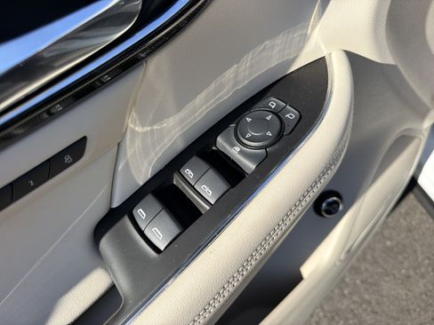 Used 2022 Buick Envision Essence w/ Safety Package FWD image 15