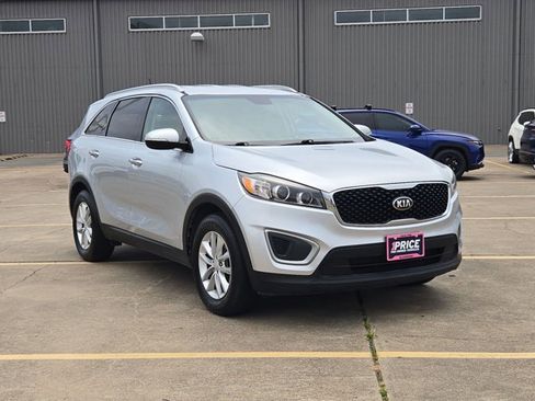 Used 2017 Kia Sorento LX image 3