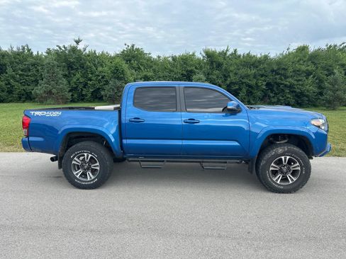 Used 2017 Toyota Tacoma TRD Sport w/ Premium & Technology Package AWD/4WD image 14