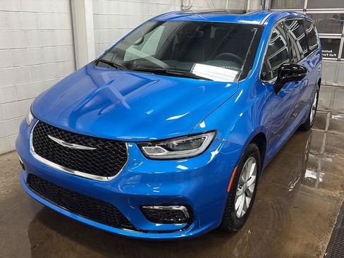 New 2026 Chrysler Pacifica Limited w/ Uconnect Theater Family Group FWD image 41
