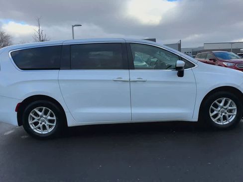 Used 2018 Chrysler Pacifica LX image 9