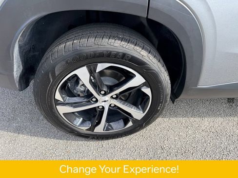 Used 2025 Chevrolet Trax RS w/ Sunroof Package FWD image 32