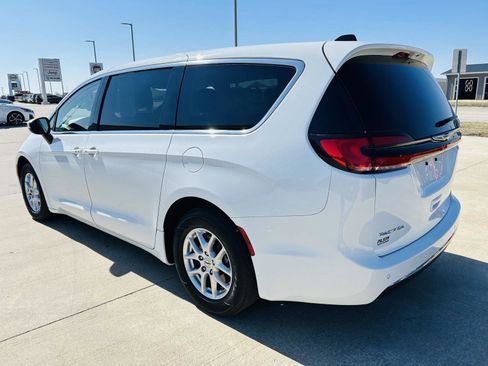 Used 2023 Chrysler Pacifica Touring-L image 37