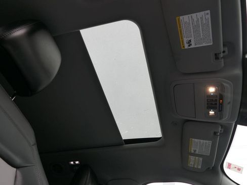 Used 2022 Ford Explorer XLT w/ Equipment Group 202A image 28