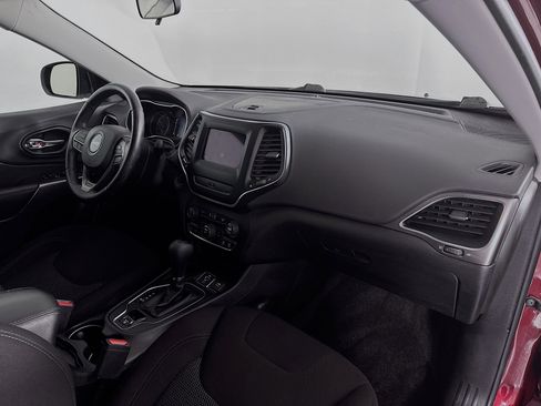 Used 2019 Jeep Cherokee Latitude w/ Cold Weather Group image 28