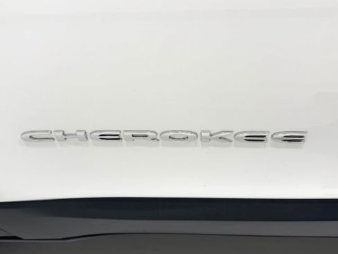 Used 2016 Jeep Cherokee Sport image 16