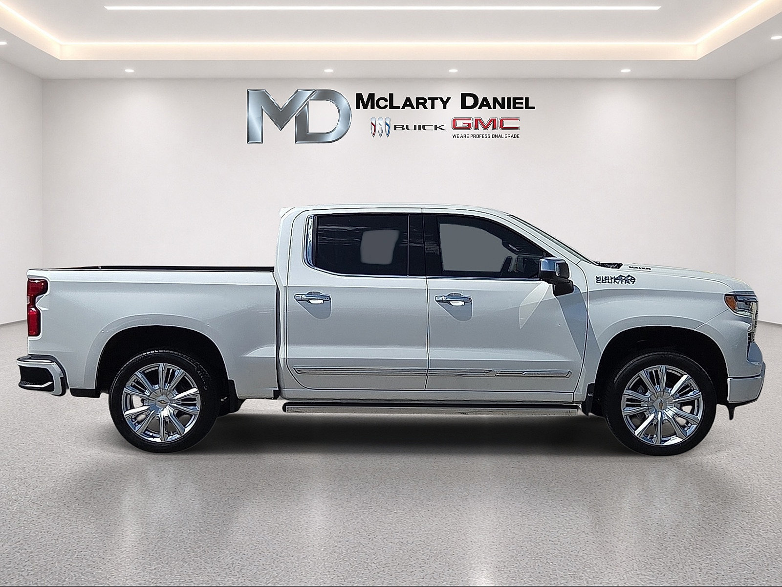 Used 2023 Chevrolet Silverado 1500 High Country w/ High Country Premium Package AWD/4WD image 15