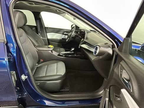 Used 2024 Chevrolet Trax LT w/ Sunroof Package FWD image 30