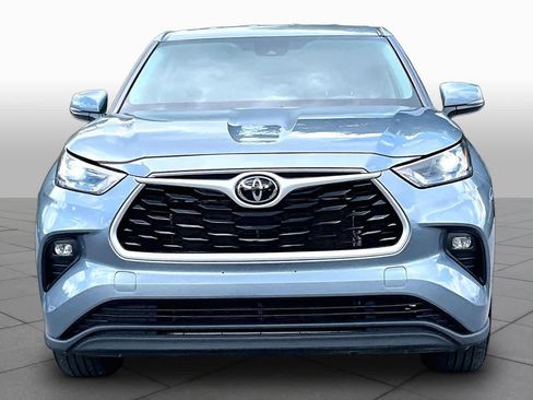 Used 2023 Toyota Highlander LE FWD image 4