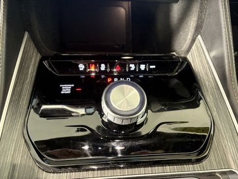 Used 2024 Jeep Wagoneer L Series II image 12