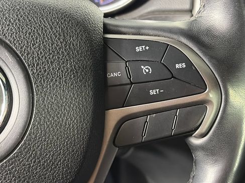 Used 2018 Jeep Grand Cherokee Altitude AWD/4WD image 18