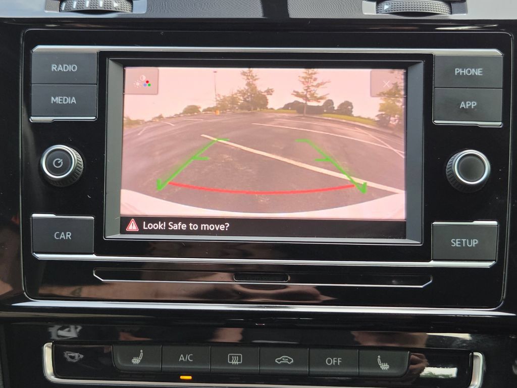 Used 2019 Volkswagen Golf 4-Door FWD image 11