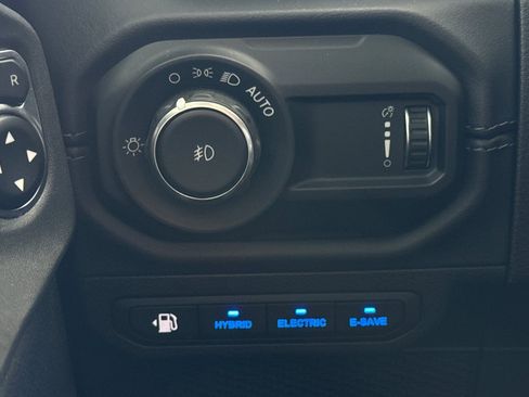 Used 2025 Jeep Wrangler Unlimited Sahara image 31