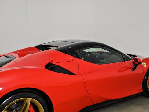 Used 2022 Ferrari SF90 Spider image 20