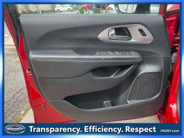 Used 2025 Chrysler Pacifica Limited FWD image 17